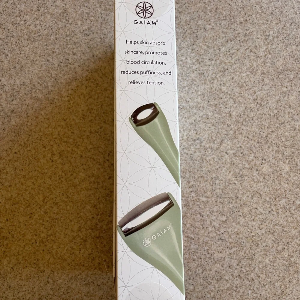 GAIAM Dual-Ended Metal Facial Roller in Sage